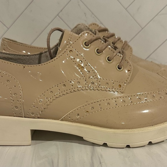 Elegant Patent Leather Beige Women's Oxford Shoes - Picture 3 of 5